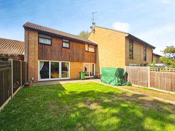 4 Bedroom Terraced House For Sale In Maple Close, Ash Vale, Surrey, GU12