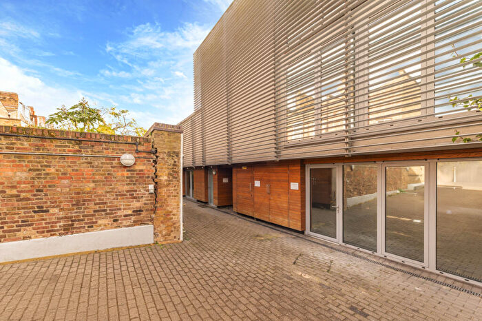 1 Bedroom Flat For Sale In Waterfront Mews, Arlington Avenue, N1