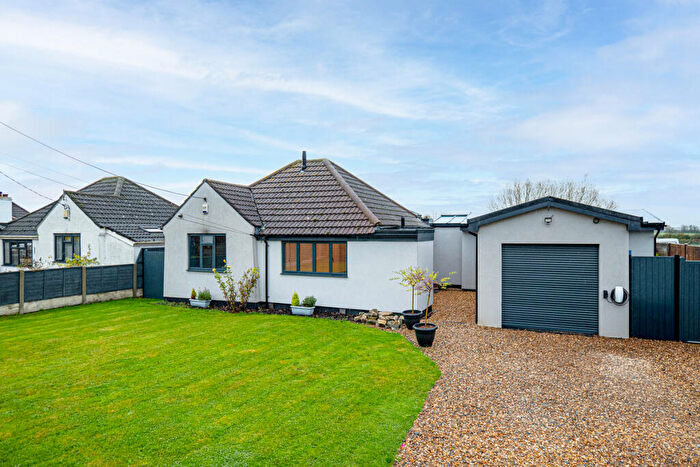 3 Bedroom Bungalow For Sale In Pudsey Hall Lane, Canewdon, SS4