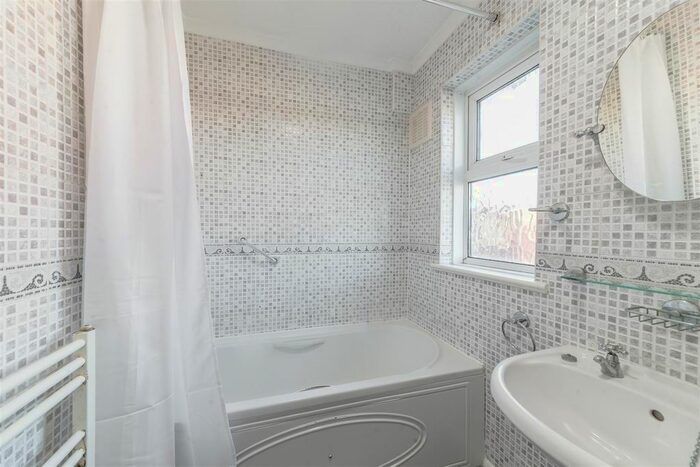 2 Bedroom Flat To Rent In Oxlow Lane, Dagenham, RM10