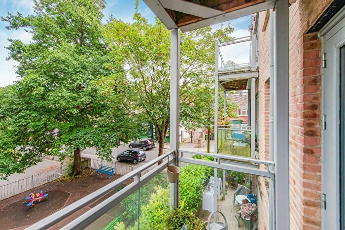 2 Bedroom Flat For Sale In Cawnpore Street, London, SE19
