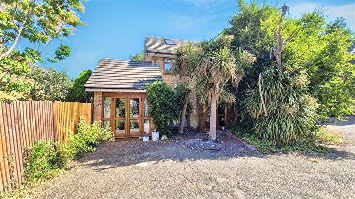 3 Bedroom Detached House For Sale In Carswell Close, Ilford, IG4