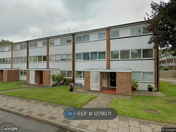2 Bedroom Flat To Rent In Woodcote Drive, Orpington, BR6