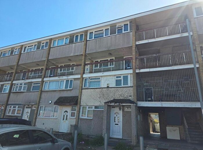 3 Bedroom Maisonette For Sale In Southwark Path, Basildon, Essex, SS14