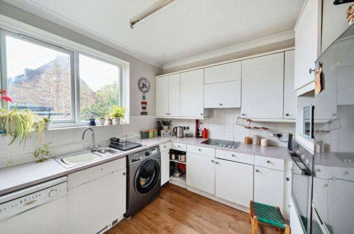 3 Bedroom Flat To Rent In Vauxhall Street, London, SE11