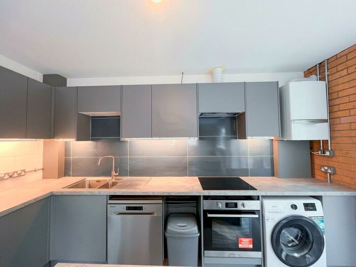 6 Bedroom Semi-Detached House To Rent In High Street, Bristol, BS16