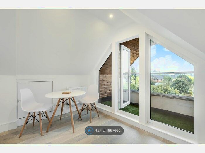 1 Bedroom Flat To Rent In Osborne Road, Egham, TW20