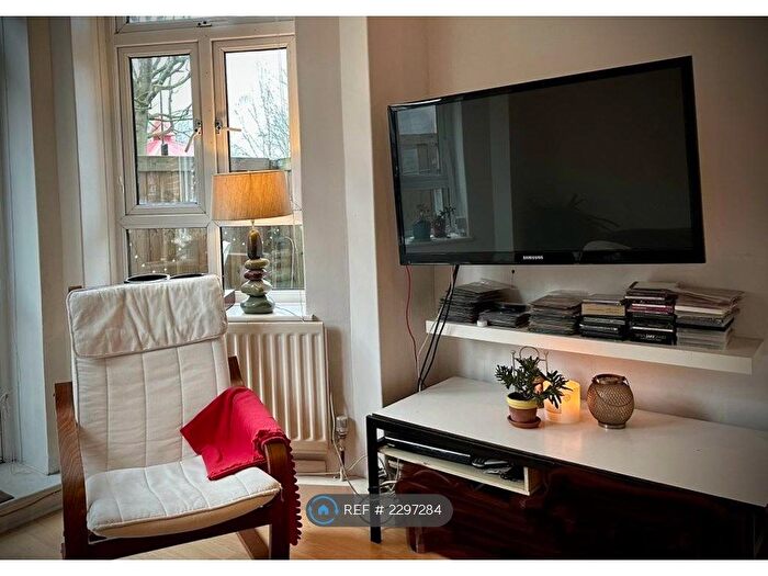 2 Bedroom Flat To Rent In Runnymede House, London, E9