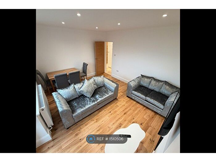 3 Bedroom Flat To Rent In Darlington House, London, SW8