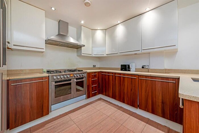 3 Bedroom Flat To Rent In St. John's Way, London, N19