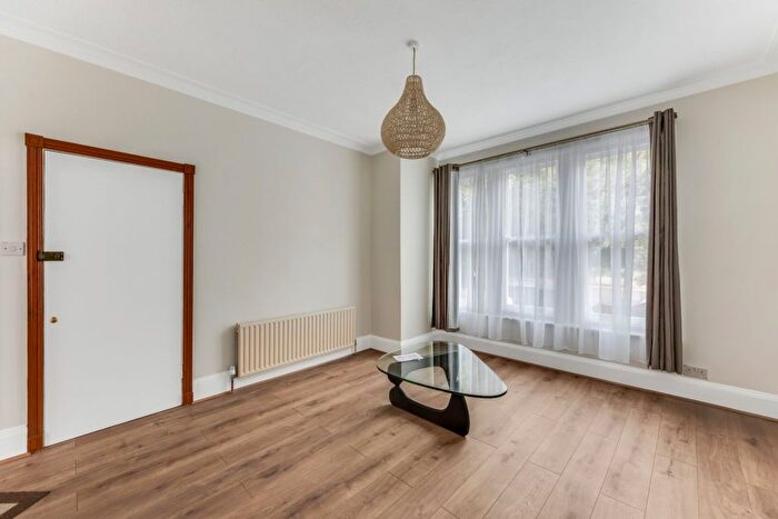 1 Bedroom Flat To Rent In Squires Lane, Finchley Central, N3
