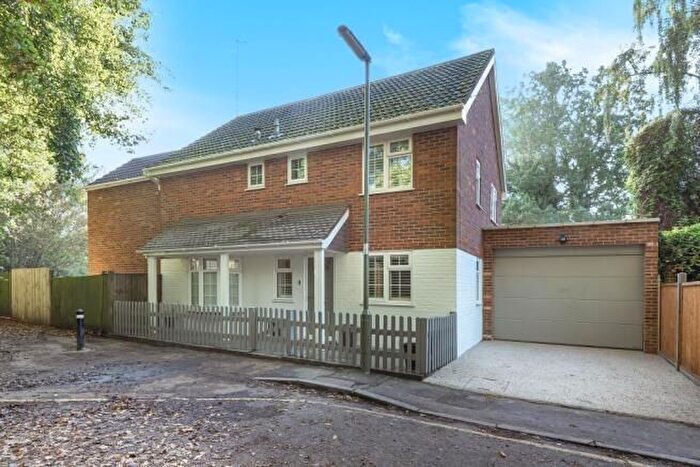 4 Bedroom Detached House To Rent In Woking, Surrey, GU21