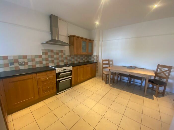 3 Bedroom Flat To Rent In Liskeard, PL14