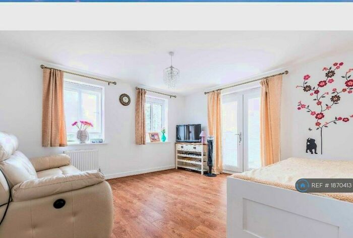 4 Bedroom End Of Terrace House To Rent In Chadwick Road, Langley, SL3