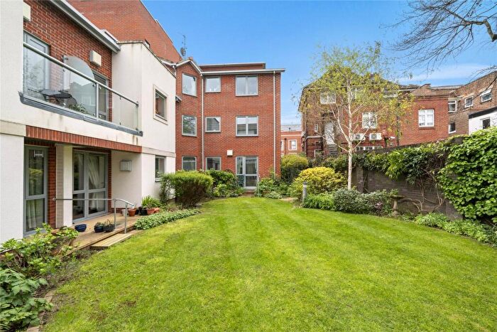 2 Bedroom Flat For Sale In Oatlands Avenue, Weybridge, Surrey, KT13