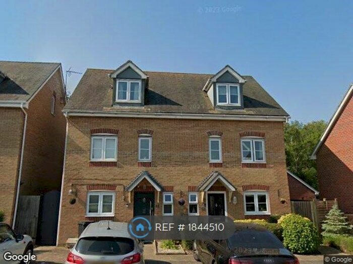 4 Bedroom Semi-Detached House To Rent In Holmes Way, Wick, Littlehampton, BN17