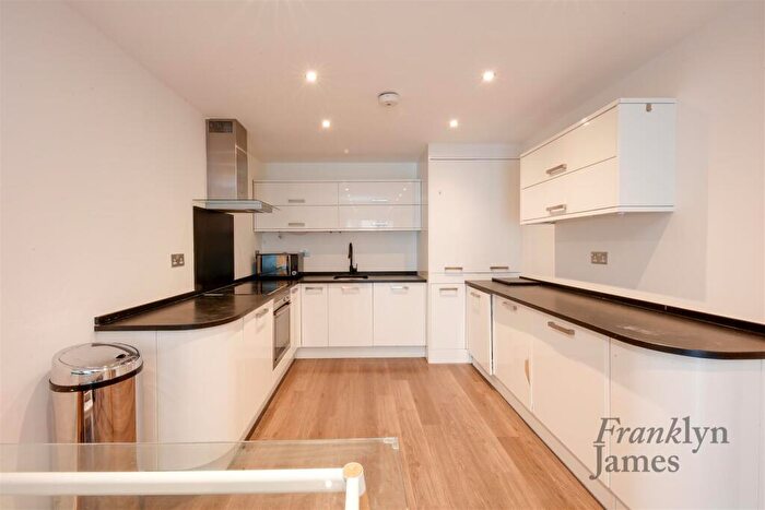 2 Bedroom Apartment To Rent In Narrow Street, London, E14
