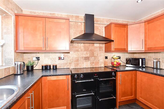 3 Bedroom Semi-Detached House For Sale In Townsend Road, Snodland, Kent, ME6