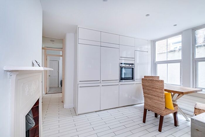 3 Bedroom Flat To Rent In Latchmere Road, London, SW11