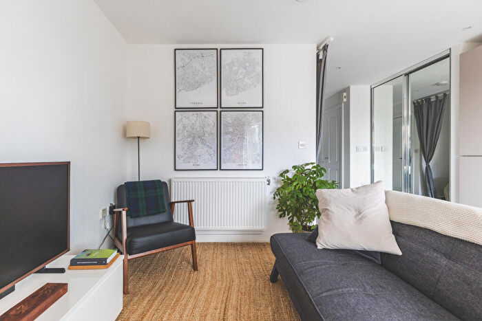 1 Bedroom Flat To Rent In Atkins Square, Hackney, London, E8