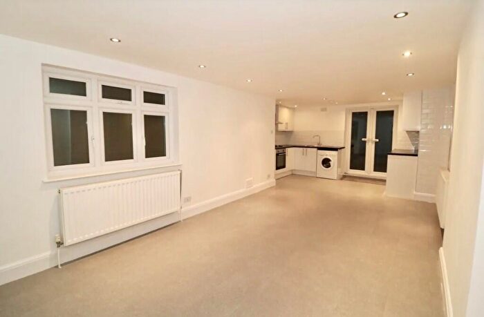 2 Bedroom Flat To Rent In Ravenscroft Road, Beckenham, London, BR3
