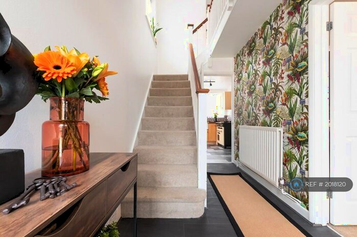 3 Bedroom Semi-Detached House To Rent In Deepdene Close, Reading, RG1