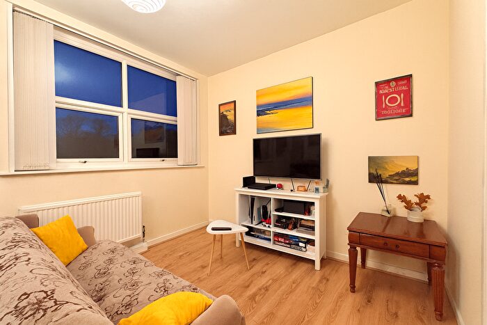 1 Bedroom Flat To Rent In Rounhay Road, Leeds, LS8