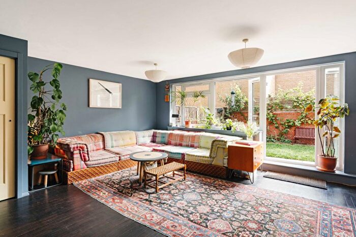 3 Bedroom Maisonette For Sale In Whitton Walk, Bow, E3