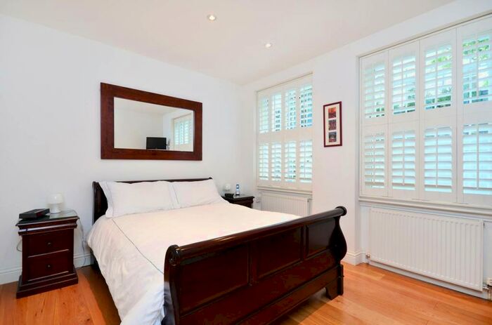 2 Bedroom Maisonette To Rent In Redcliffe Gardens, Chelsea, London, SW10