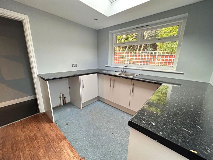 5 Bedroom Semi-Detached House To Rent In Chantry Road, East Ayton, Scarborough, YO13
