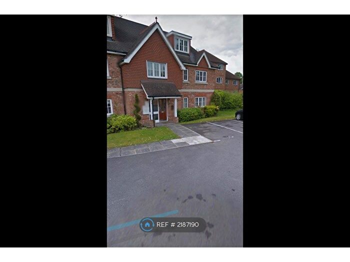 2 Bedroom Flat To Rent In Bardeen Place, Bracknell, RG12