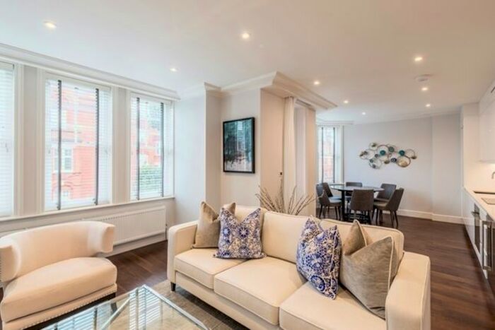 3 Bedroom Flat To Rent In Hamlet Gardens, London, W6