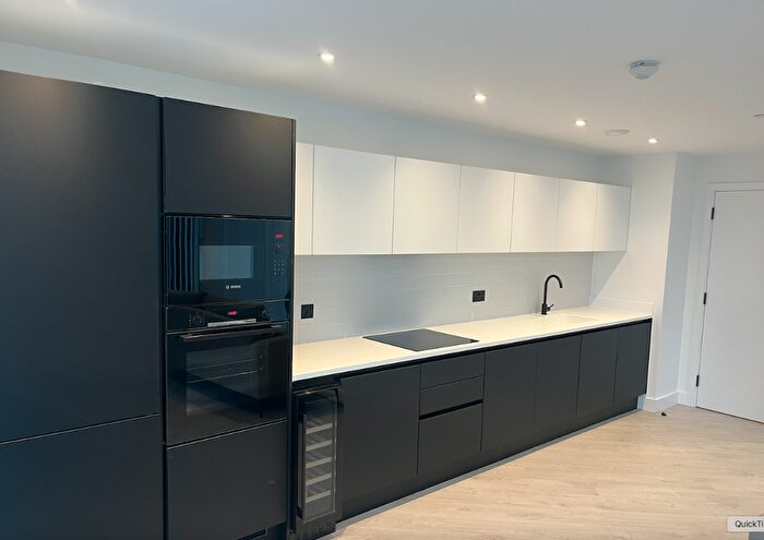 2 Bedroom Flat To Rent In Trinity Way, Manchester, Greater Manchester, M3