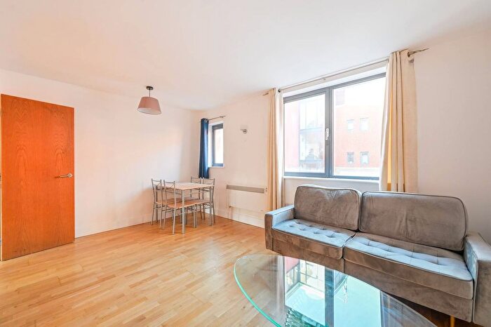 2 Bedroom Flat To Rent In Cable Street, Limehouse, London, E1W