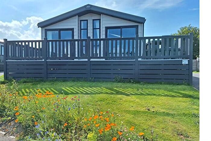 2 Bedroom Mobile/park Home For Sale In Hendra Croft, Newquay, TR8