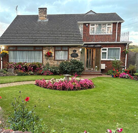 4 Bedroom Detached House For Sale In Top Dartford Road, Hextable, Swanley, BR8