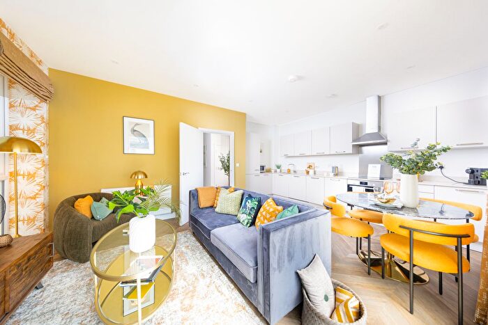 2 Bedroom Flat For Sale In Newtown Road, Henley-On-Thames, RG9