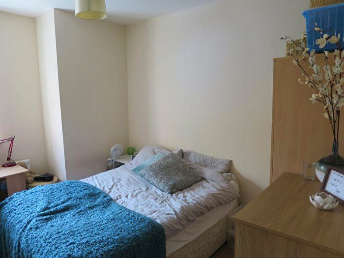 2 Bedroom Flat To Rent In Chapel Street, OX4
