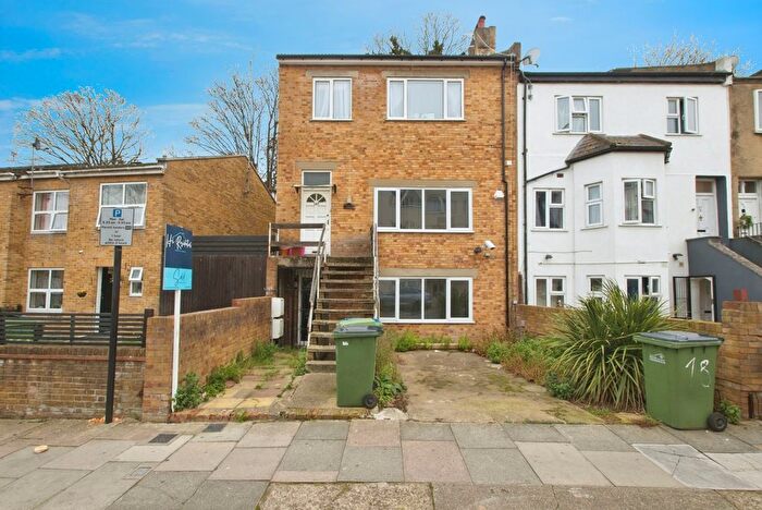 3 Bedroom Maisonette For Sale In Brookhill Road, London, SE18