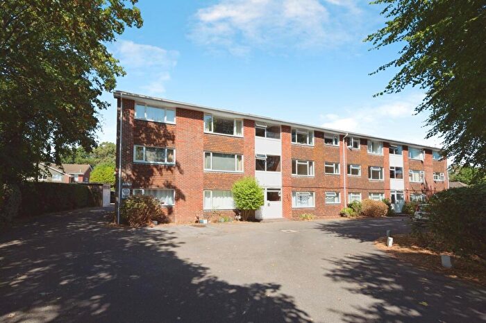 2 Bedroom Flat For Sale In Westfield Avenue, Hayling Island, Hampshire, PO11