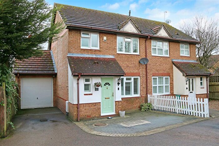 3 Bedroom Semi Detached House For Sale In Hamblings Close, Shenley, WD7