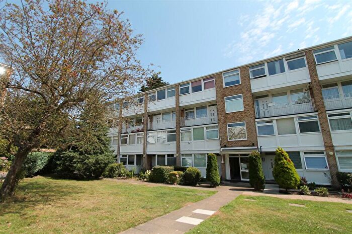 3 Bedroom Flat To Rent In Tarnwood Park, London, SE9