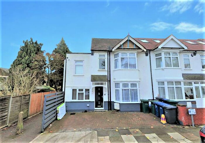 5 Bedroom Semi-Detached House To Rent In Babington Road, London, NW4