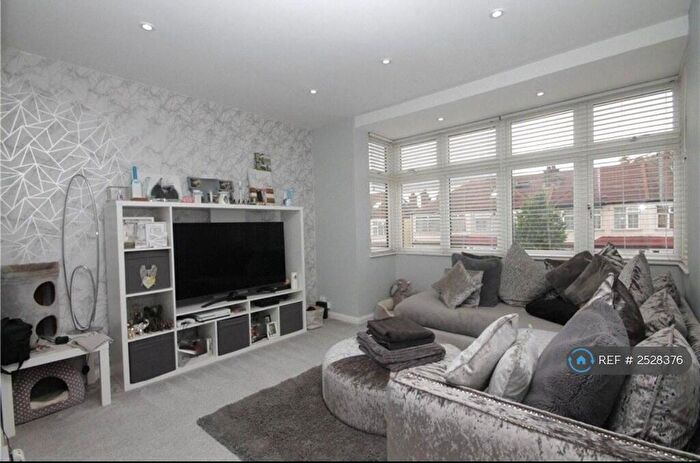 3 Bedroom Maisonette To Rent In Streatham Road, Mitcham, CR4