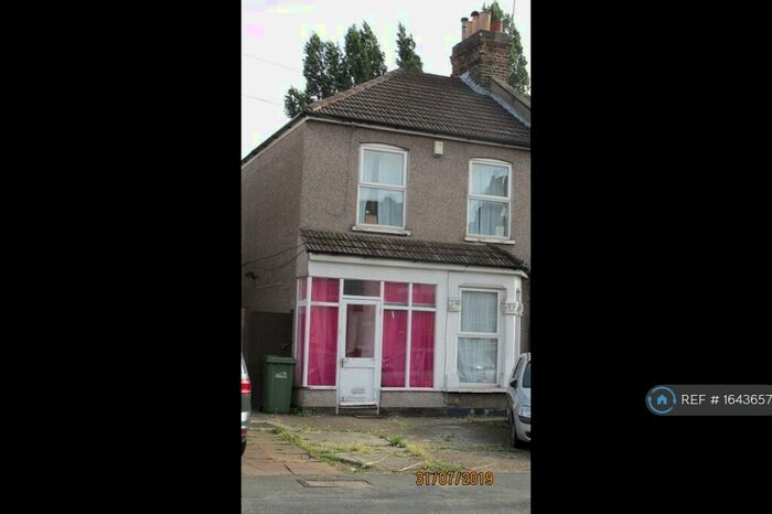 3 Bedroom Semi-Detached House To Rent In Rochester Way, London, SE9