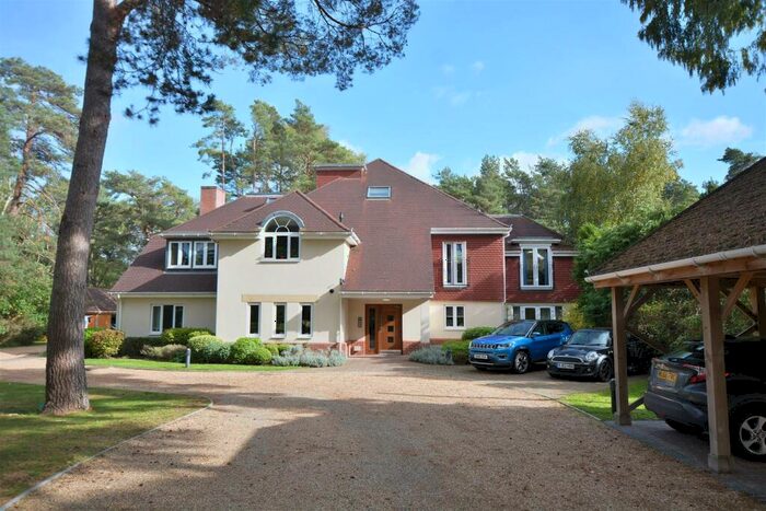 2 Bedroom Flat To Rent In West Parley, Ferndown, BH22