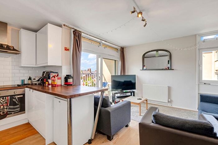 4 Bedroom Flat To Rent In Cedars Road, Clapham Common, SW4