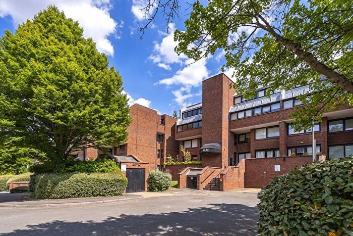 2 Bedroom Flat To Rent In Britten Close, London, NW11