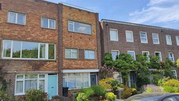 4 Bedroom Town House To Rent In Oyster Street, Old Portsmouth, PO1