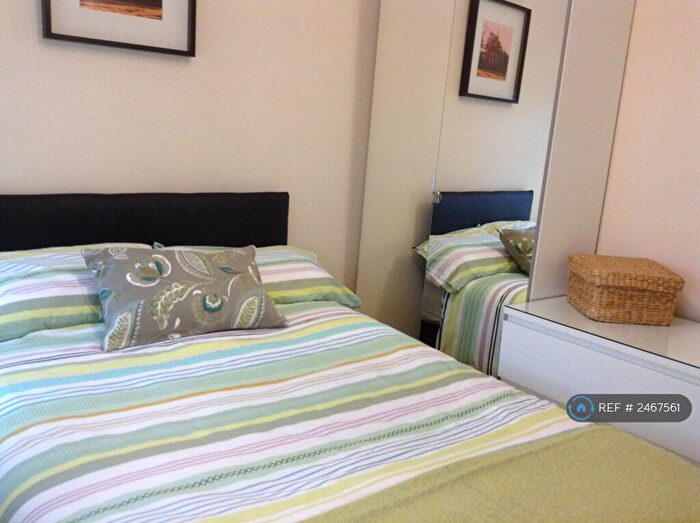 3 Bedroom Flat To Rent In De La Pole Avenue, Hull, HU3